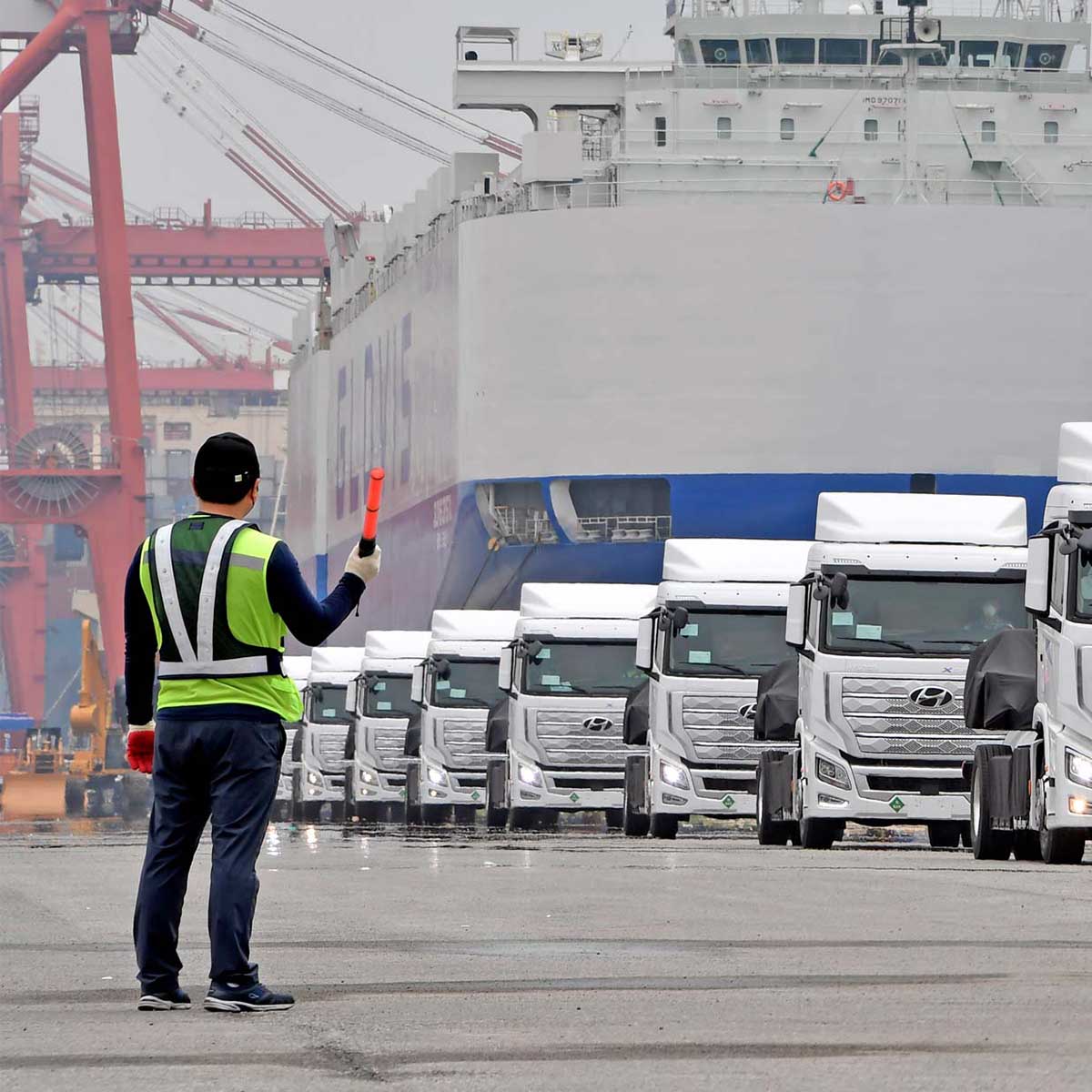 Hydrogen trucks in front of a ship